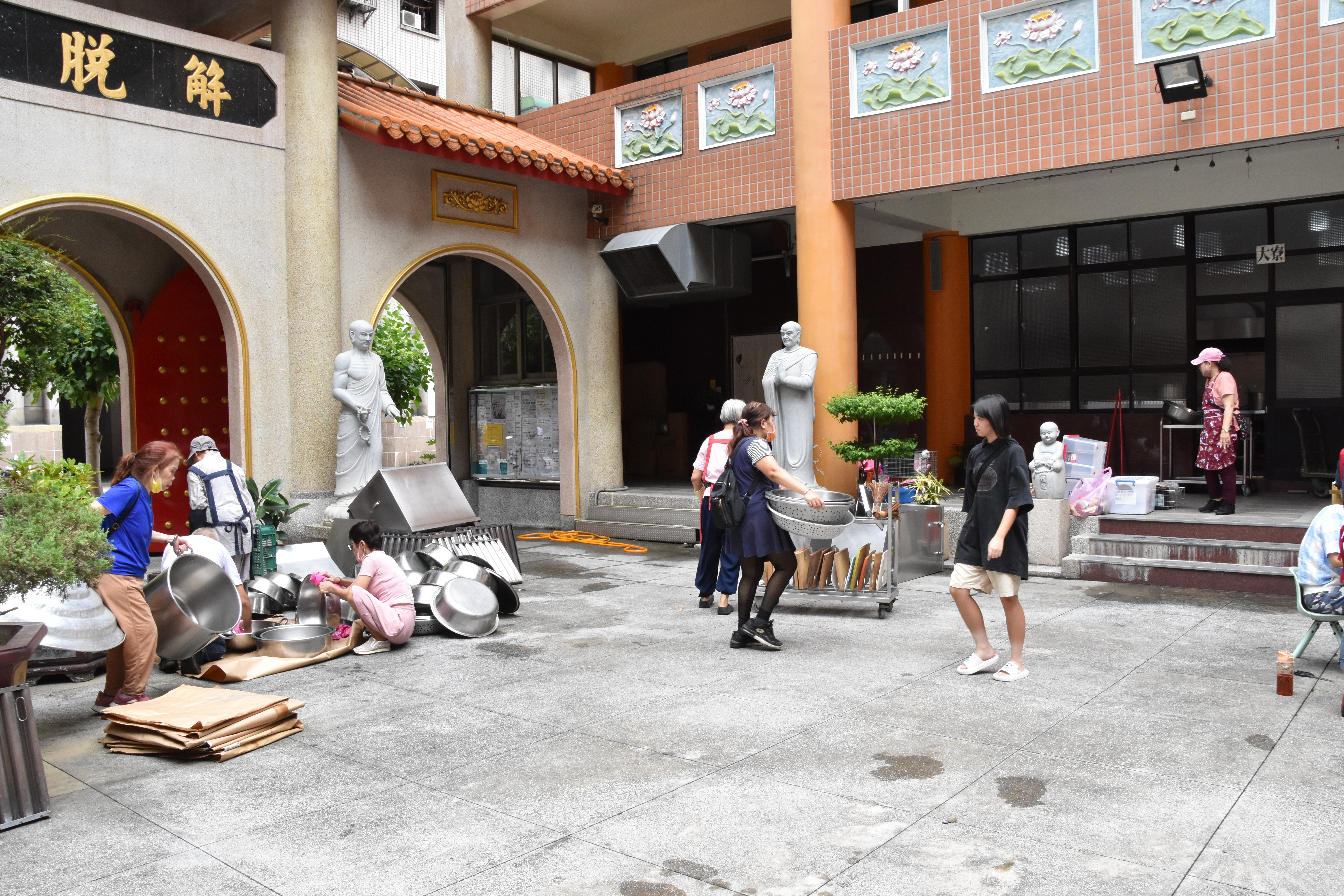 蓮社義工發心護道 齊掃大寮共創清淨