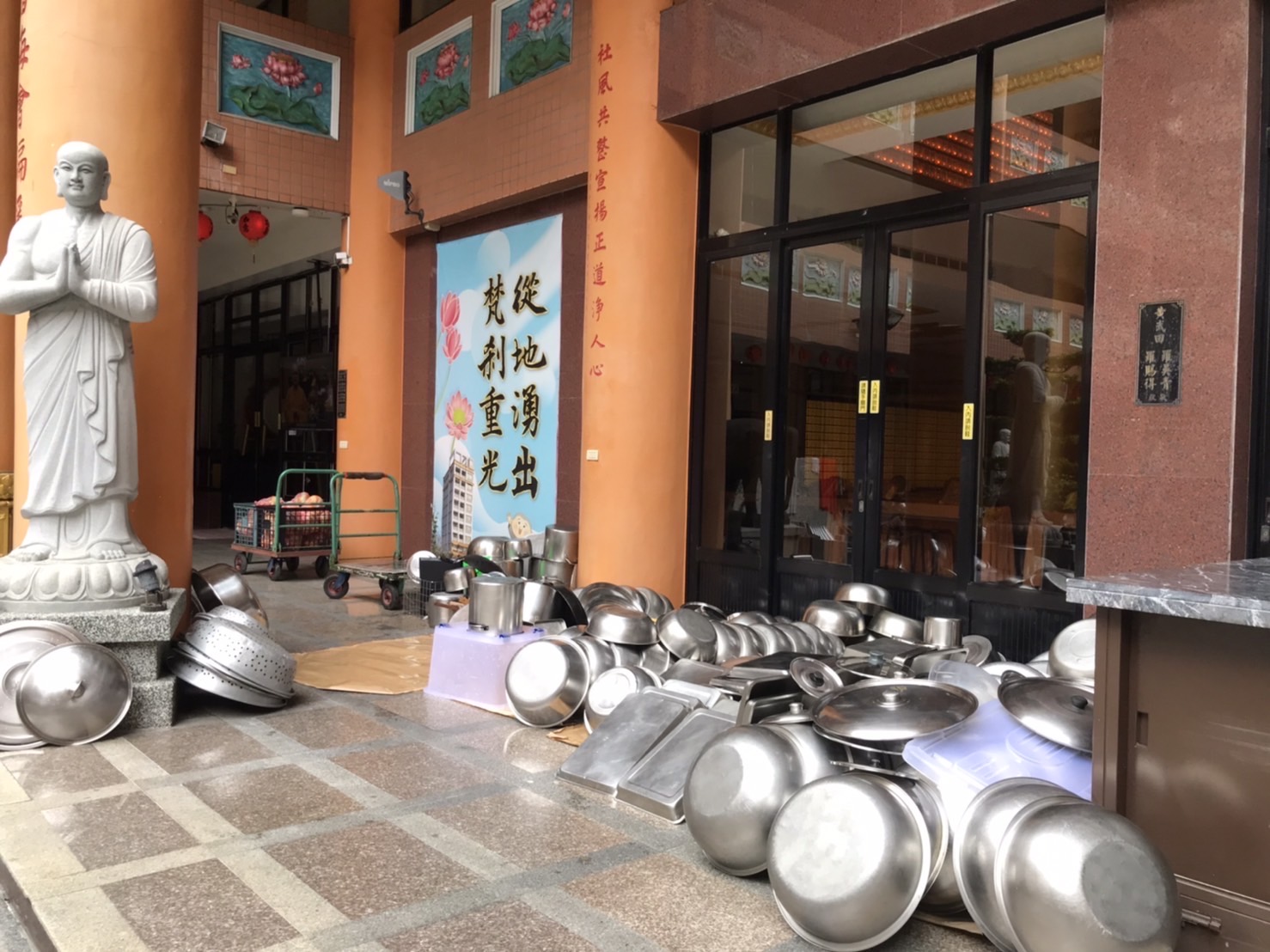 蓮社義工發心護道 齊掃大寮共創清淨
