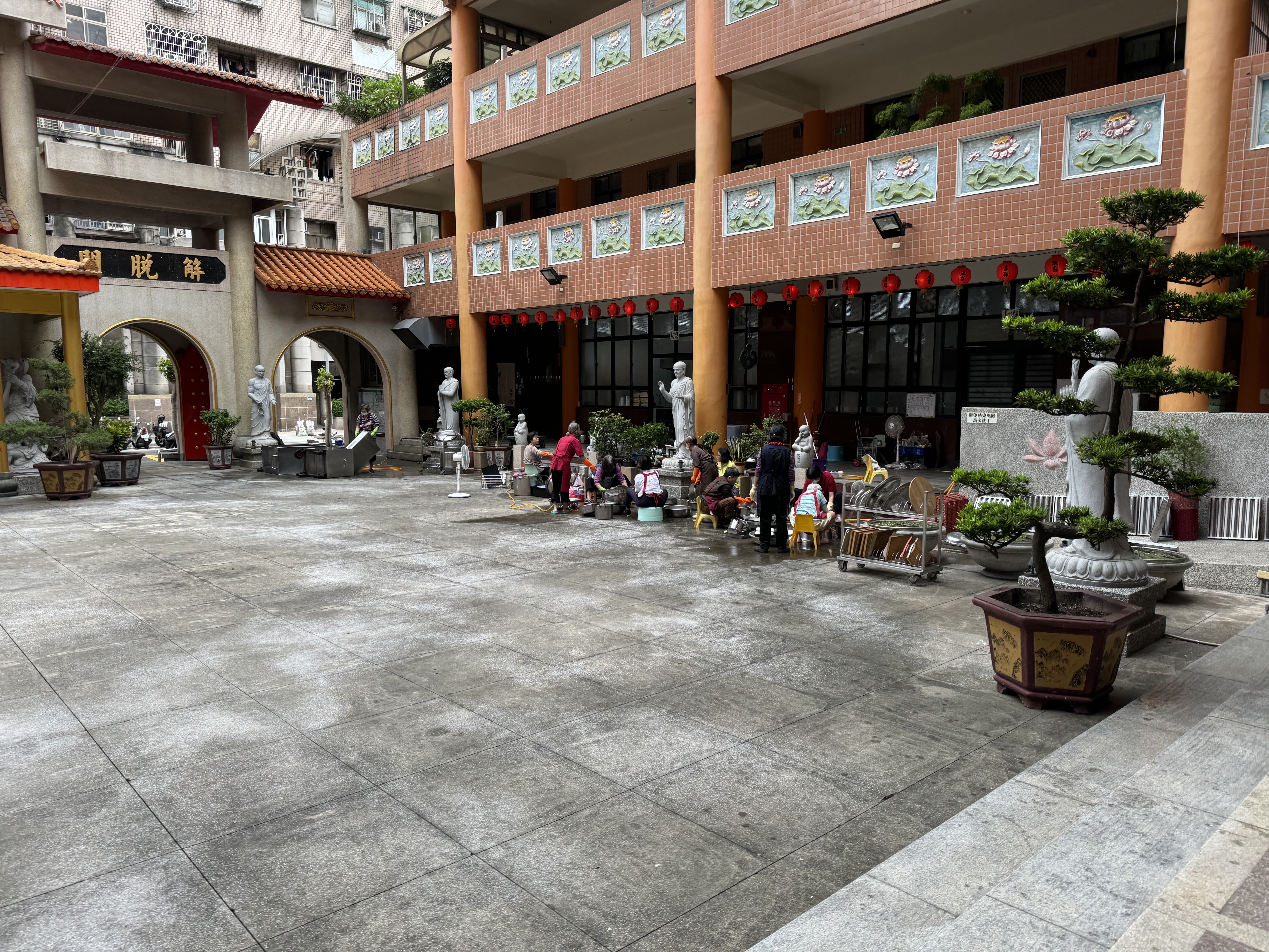 蓮社義工發心護道 齊掃大寮共創清淨