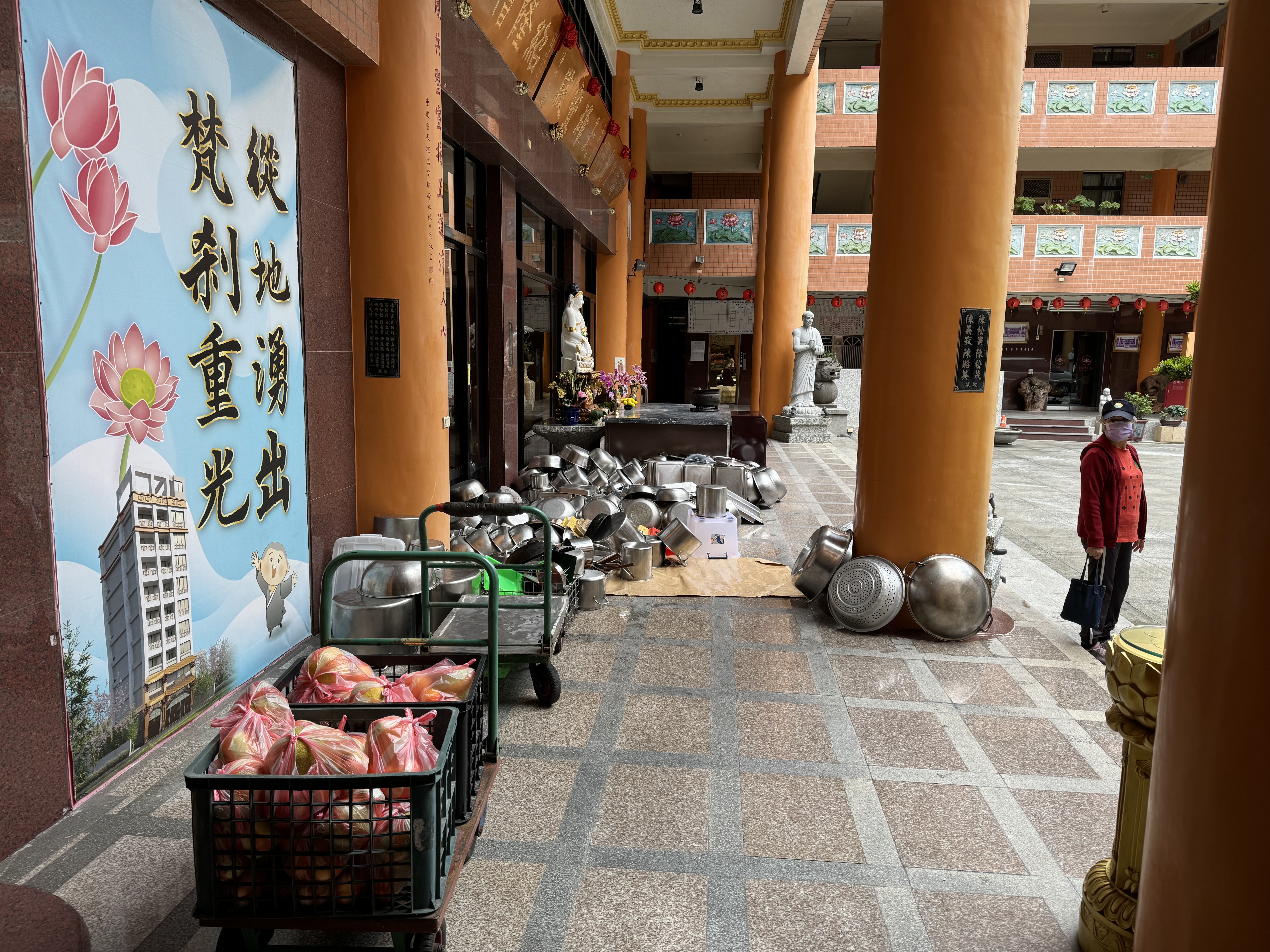 蓮社義工發心護道 齊掃大寮共創清淨