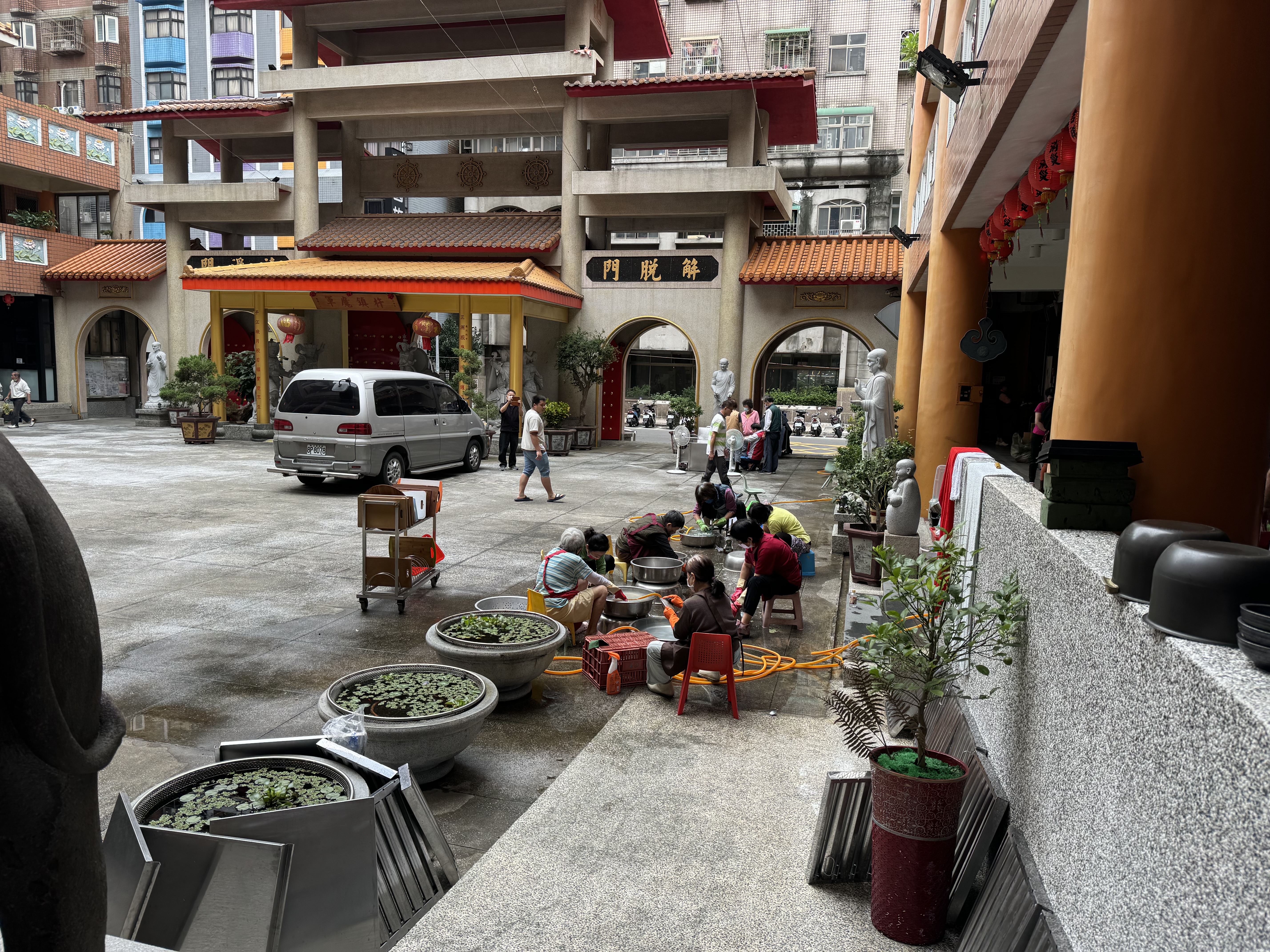 蓮社義工發心護道 齊掃大寮共創清淨